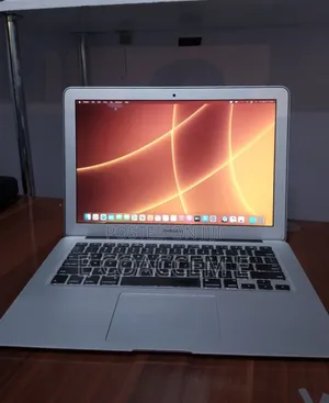 New Laptop Apple MacBook 8GB Intel Core i5 SSD 256GB