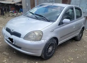 Toyota Vitz 2000 Silver