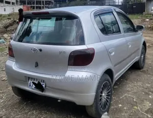 Toyota Vitz 2000 Silver