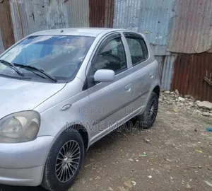 Toyota Vitz 2000 Silver