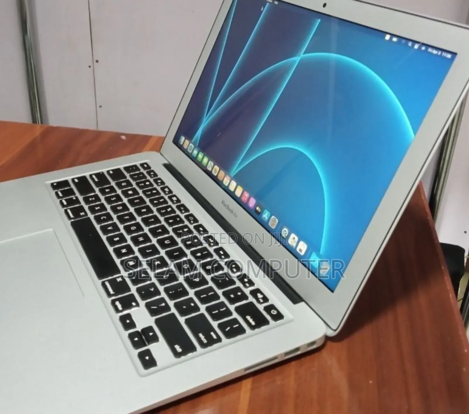 New Laptop Apple MacBook Pro 2017 8GB Intel Core i5 SSD 128GB