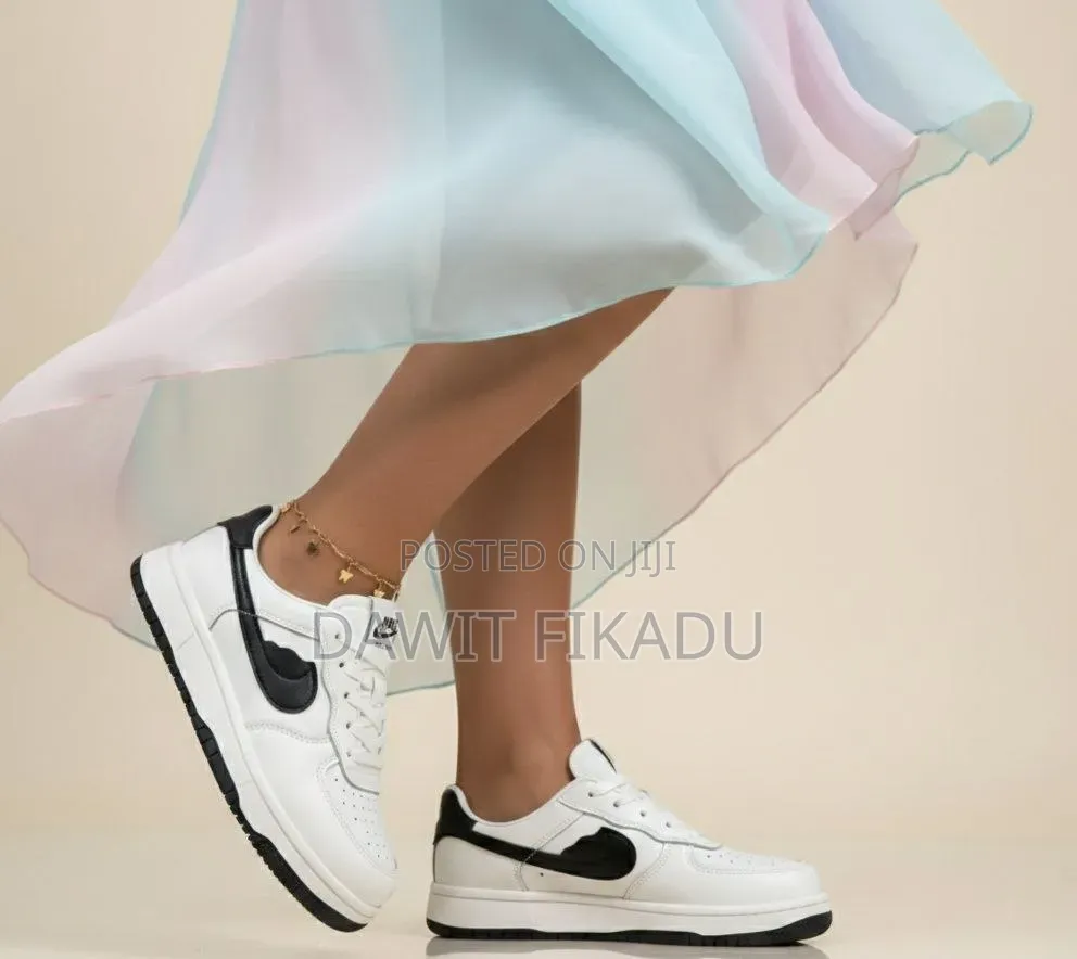 Womens Shoes ( ብዛት ለሚረከቡ )