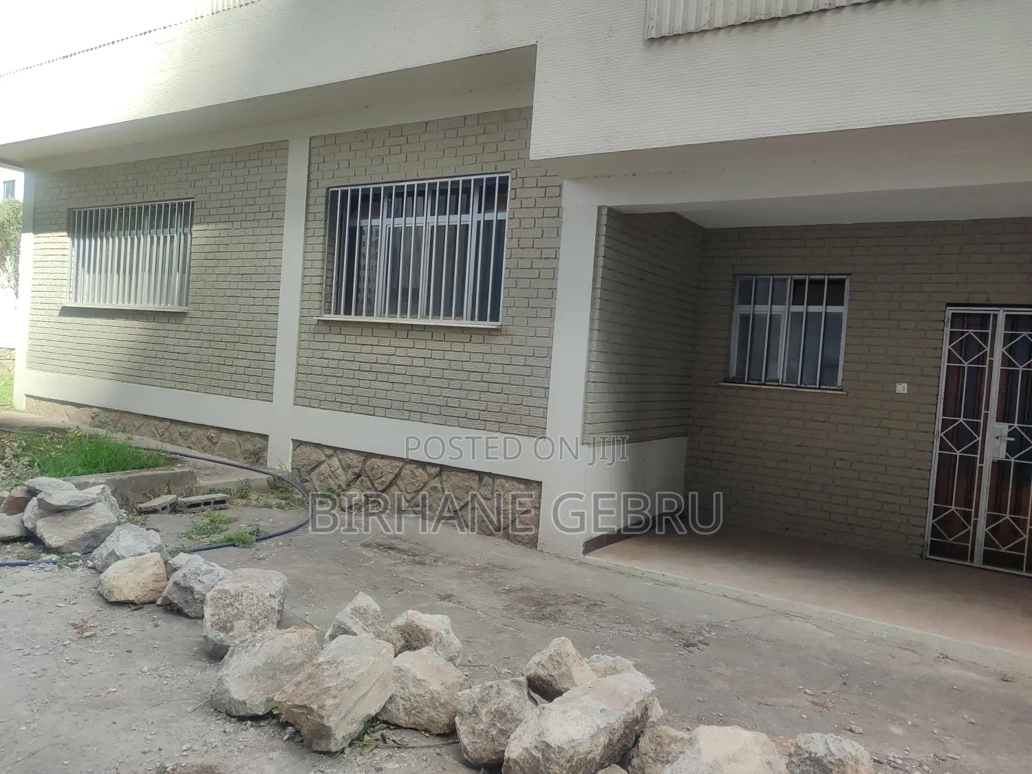 Villa House Rent for Car Show Room