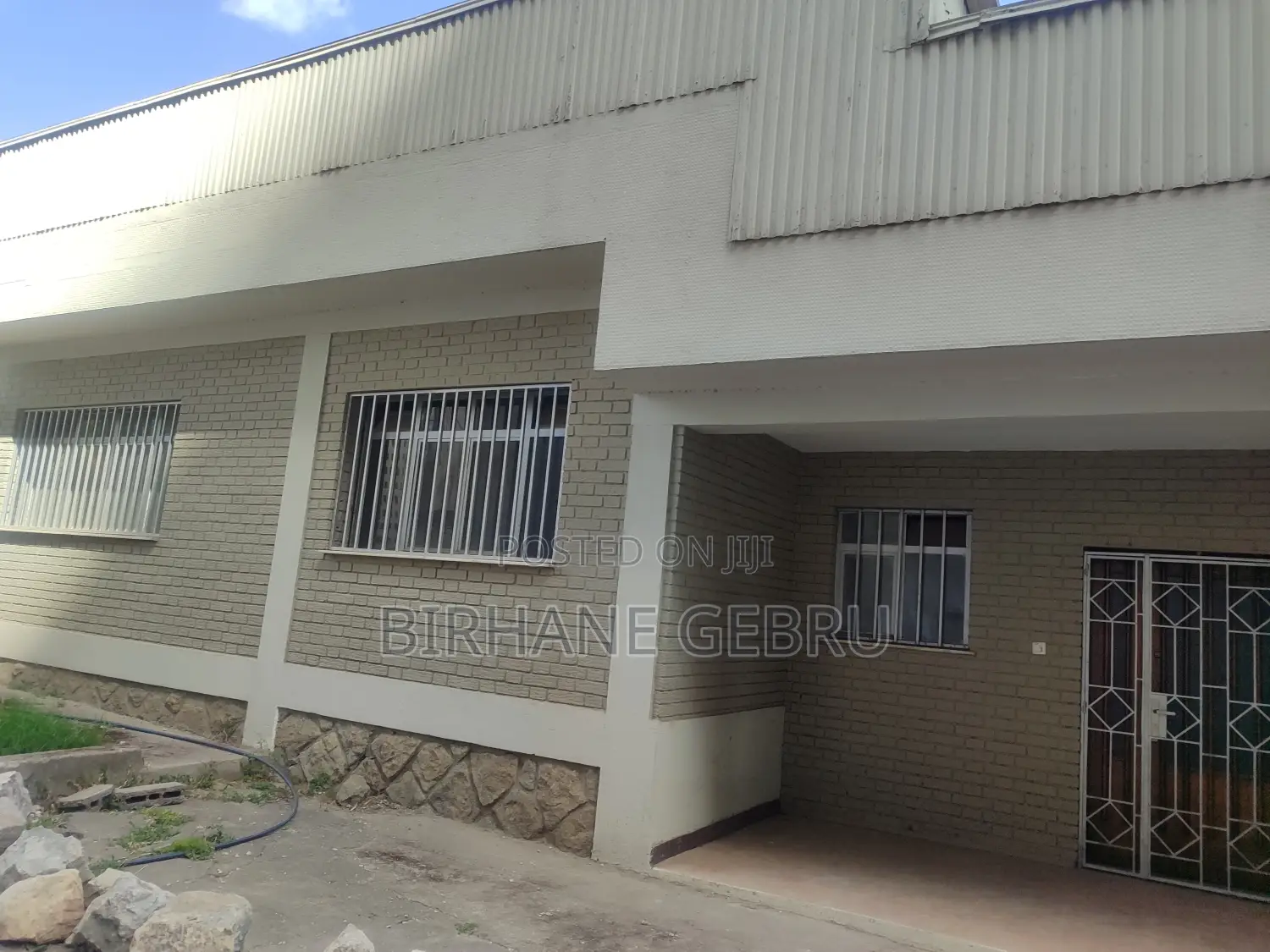 Villa House Rent for Car Show Room