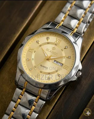 Classico Luxury Quartz Timepiece Featuring a Signature Diamond-Cut 9