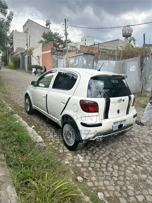 Toyota Vitz 2004 White