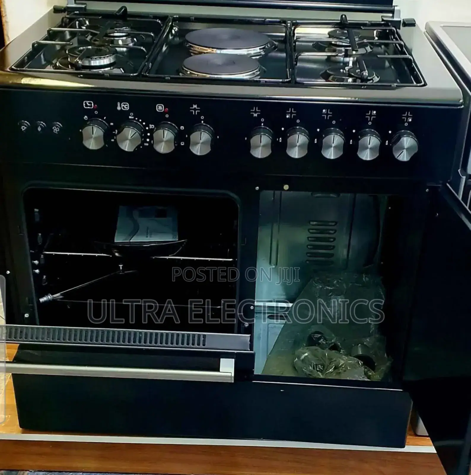 Kumtel 60x90 Freestanding Cooker Featuring Both Gas Burners
