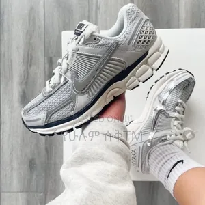 Nike Vomero 5 'Photon Dust/Metallic Silver' WMNS Shoes