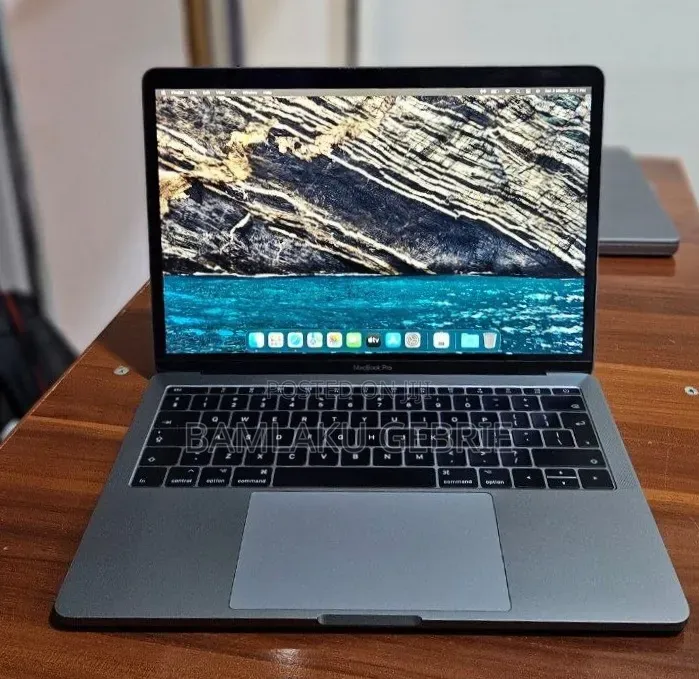 New Laptop Apple MacBook Pro 2017 8GB Intel Core i5 SSD 256GB