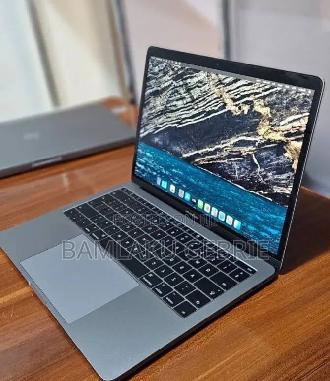 New Laptop Apple MacBook Pro 2017 8GB Intel Core i5 SSD 256GB