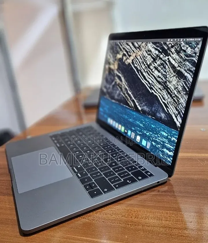 New Laptop Apple MacBook Pro 2017 8GB Intel Core i5 SSD 256GB