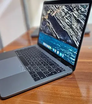 New Laptop Apple MacBook Pro 2017 8GB Intel Core i5 SSD 256GB