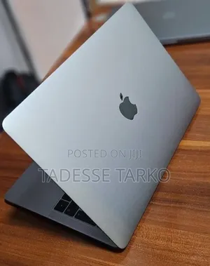 New Laptop Apple MacBook Pro 2017 8GB Intel Core i5 SSD 256GB
