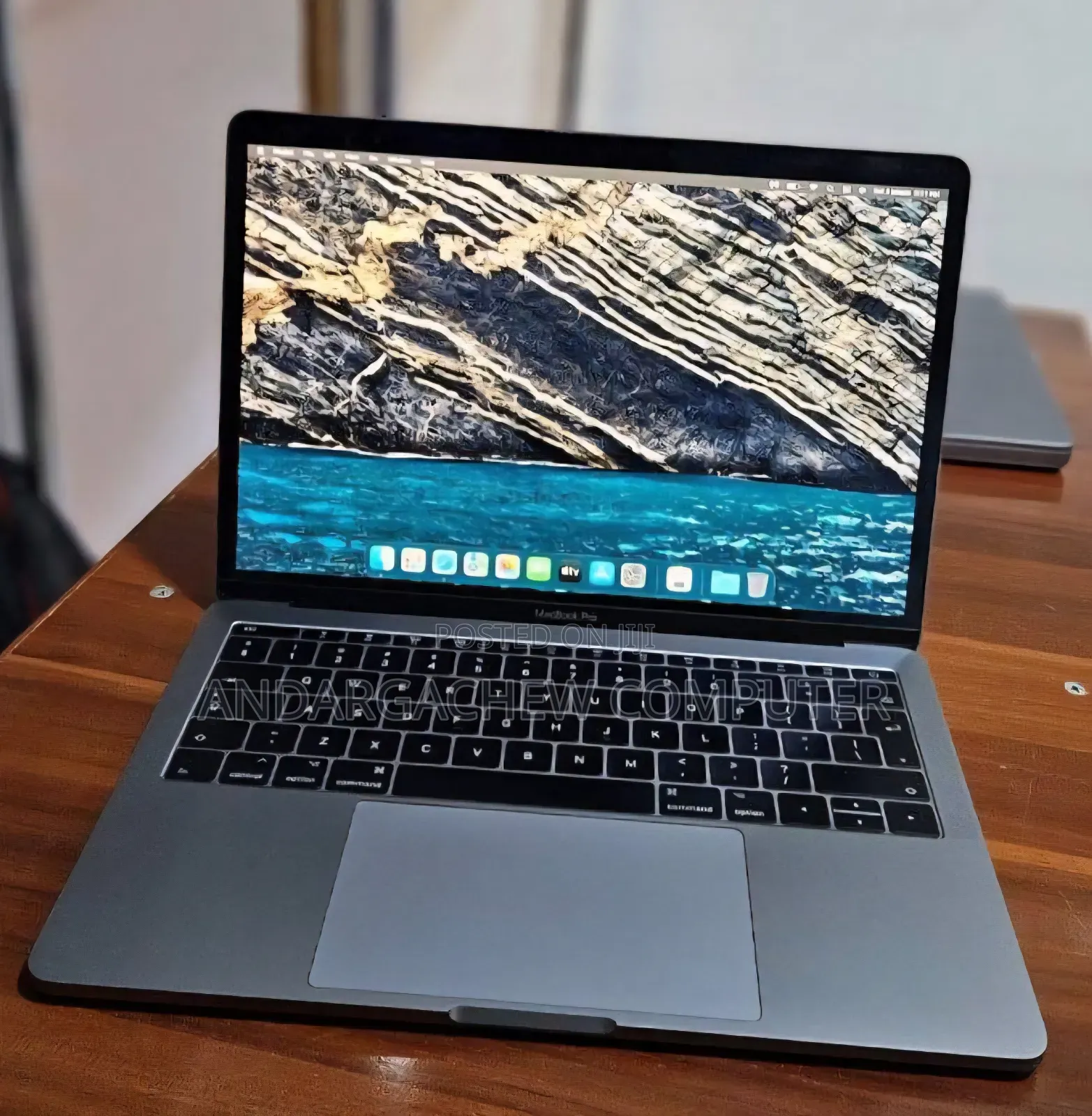 New Laptop Apple MacBook Pro 2017 8GB Intel Core i5 SSD 256GB