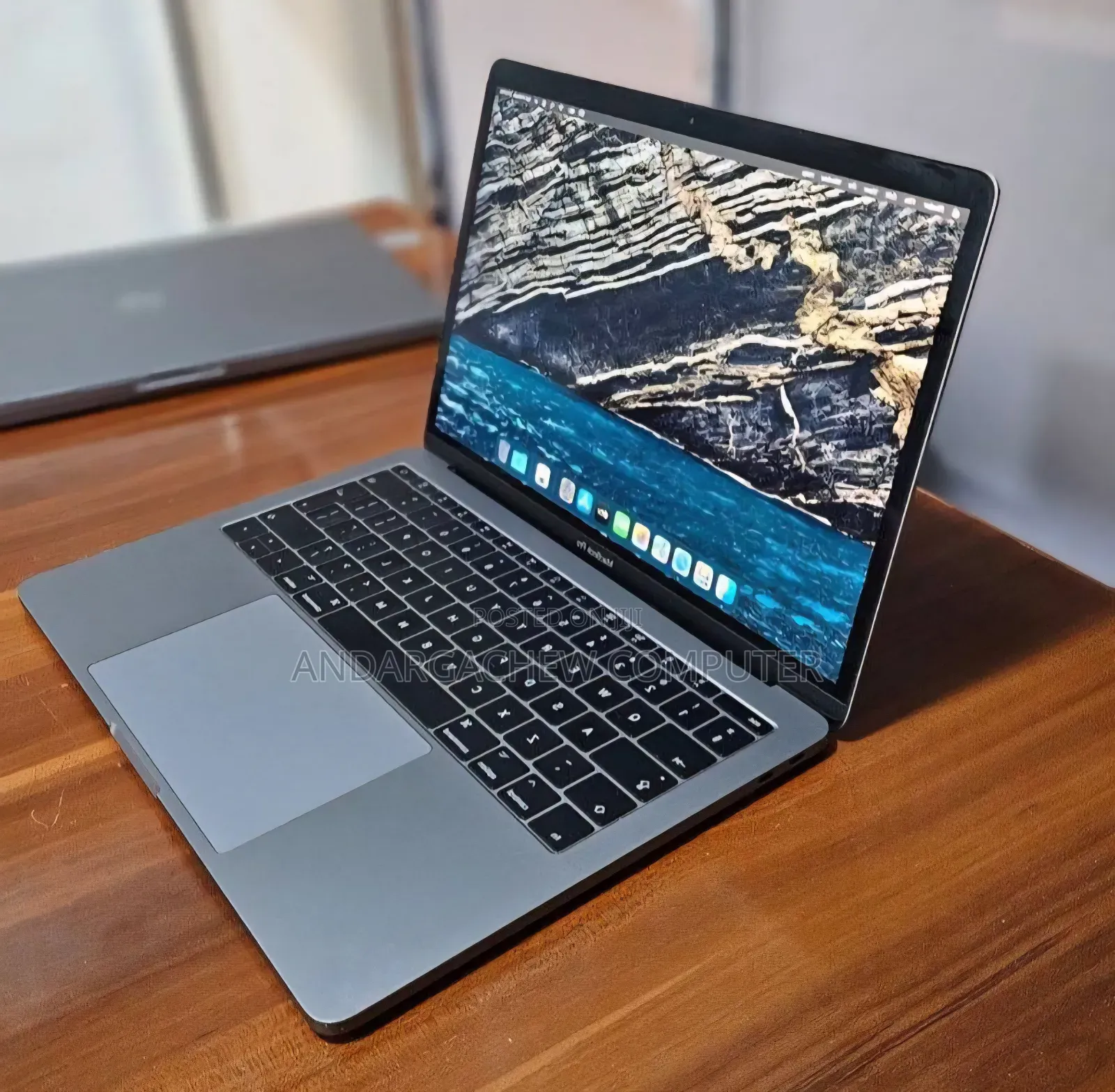 New Laptop Apple MacBook Pro 2017 8GB Intel Core i5 SSD 256GB