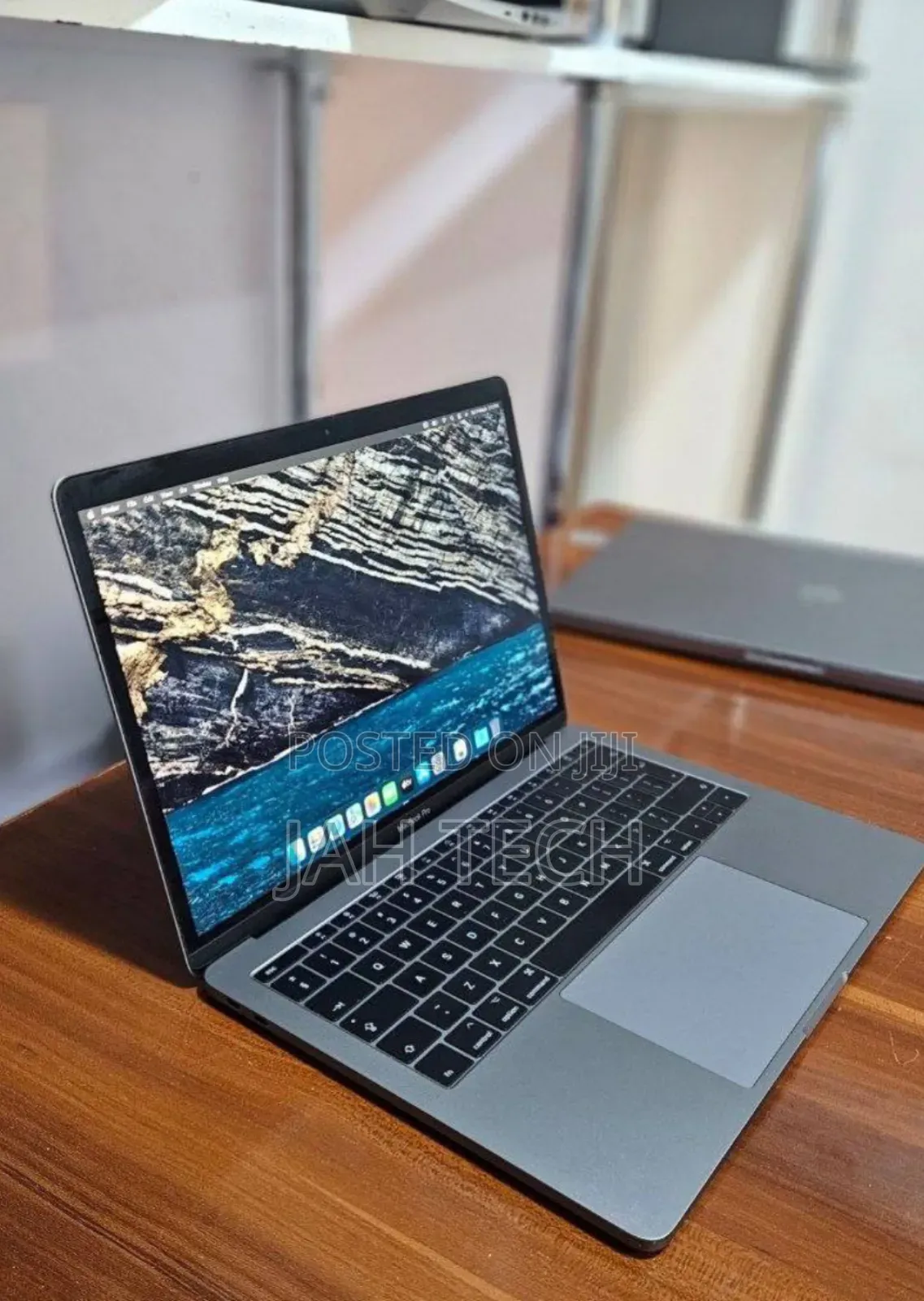 New Laptop Apple MacBook Pro 2017 8GB Intel Core i5 SSD 256GB