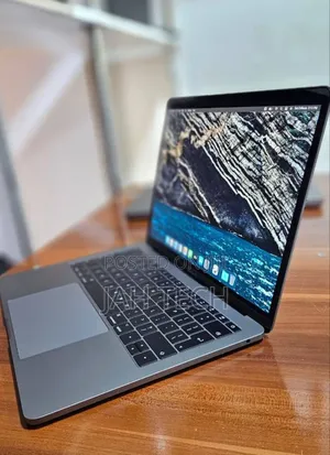 New Laptop Apple MacBook Pro 2017 8GB Intel Core i5 SSD 256GB