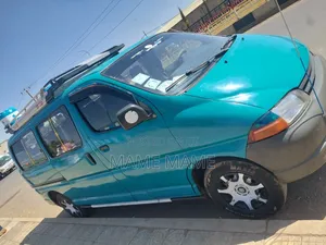 Toyota HiAce 2000 Green