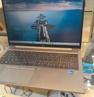 New Laptop HP ZBook Firefly G8 16GB Intel Core i7 SSD 512GB