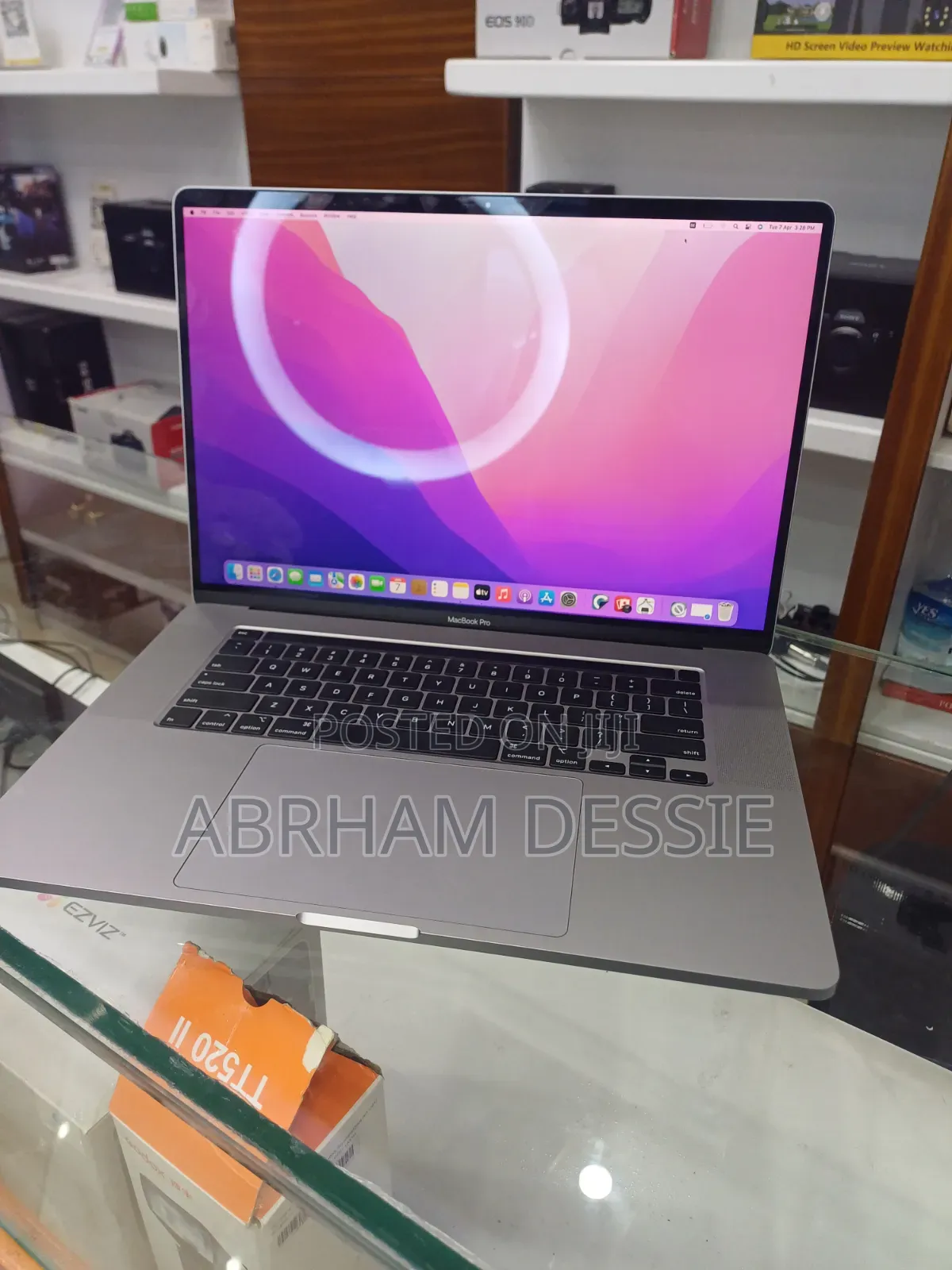 New Laptop Apple MacBook Pro 2019 32GB Intel Core i9 SSD 512GB