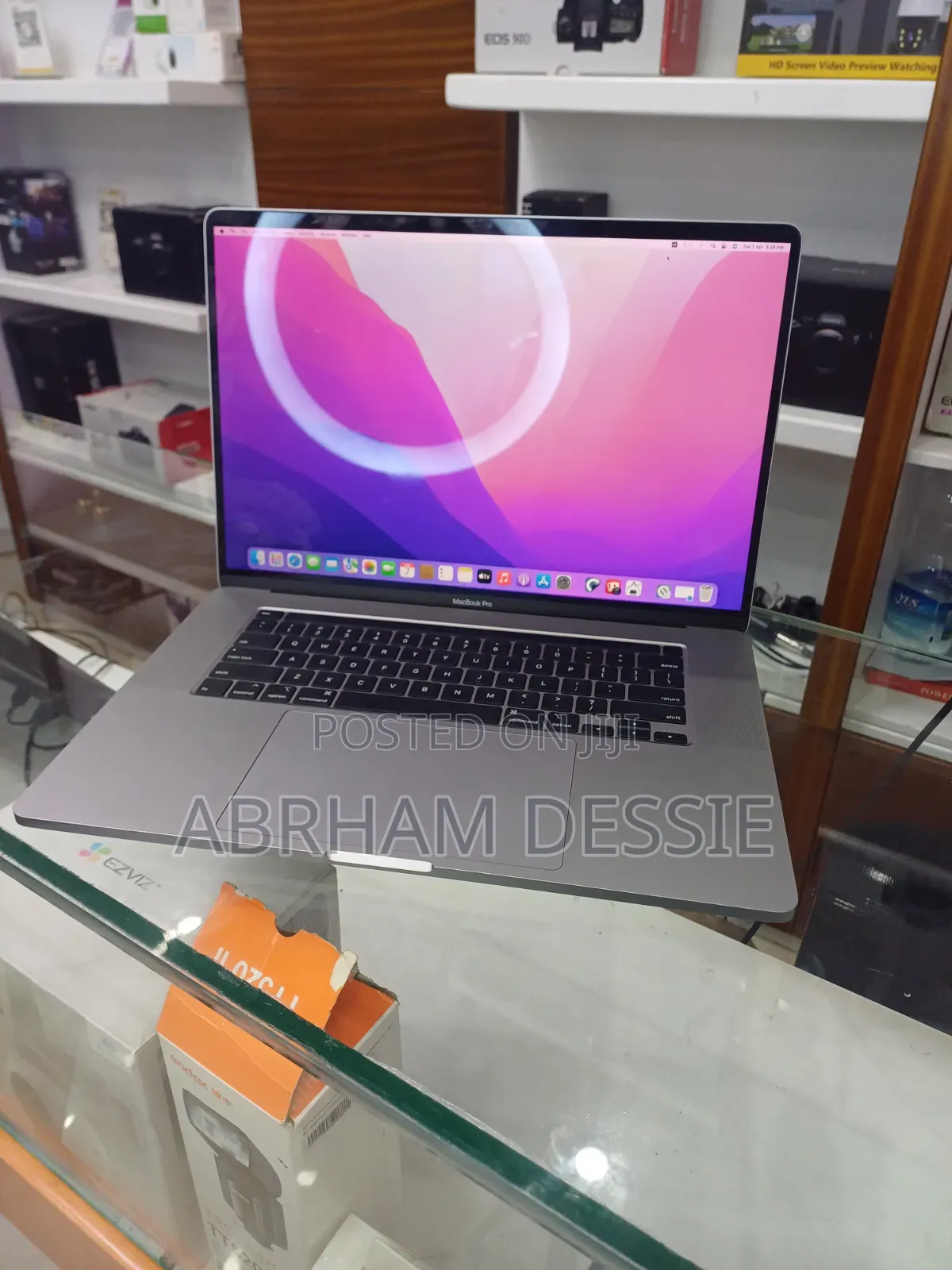 New Laptop Apple MacBook Pro 2019 32GB Intel Core i9 SSD 512GB
