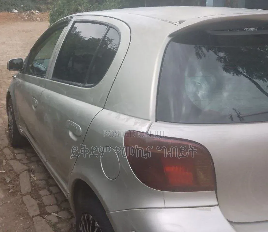 Toyota Vitz 2002 Silver