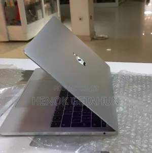 New Laptop Apple MacBook Pro 2017 8GB Intel Core i5 SSD 256GB