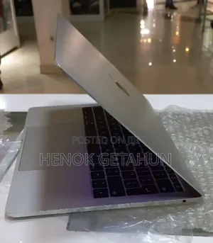 New Laptop Apple MacBook Pro 2017 8GB Intel Core i5 SSD 256GB