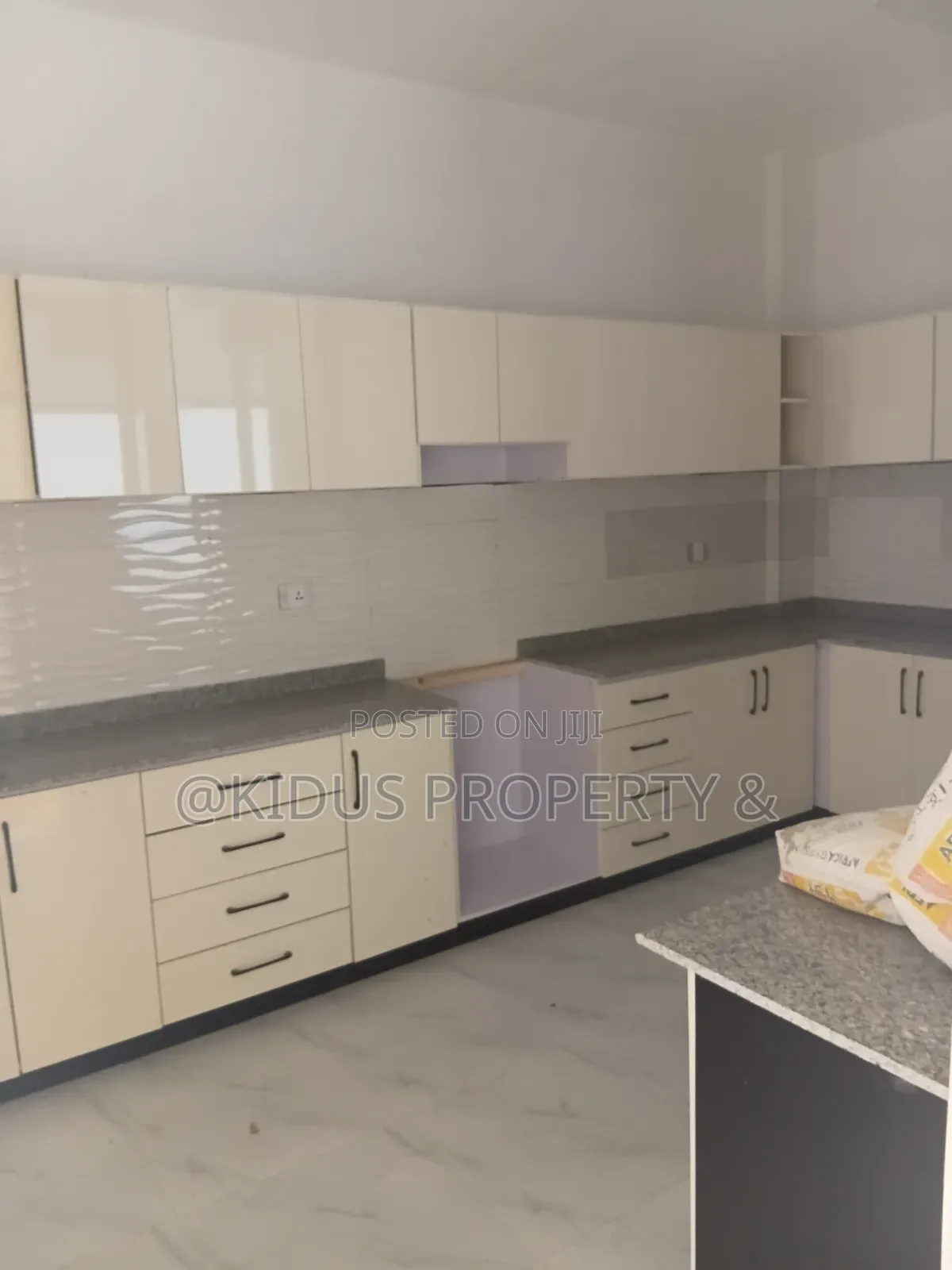 8bdrm Townhouse / Terrace in Mekaele Near To, Nifas Silk-Lafto for rent