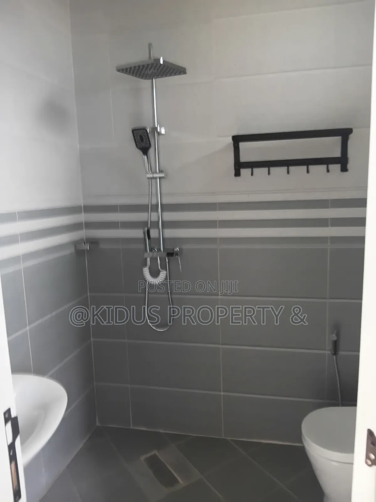 8bdrm Townhouse / Terrace in Mekaele Near To, Nifas Silk-Lafto for rent
