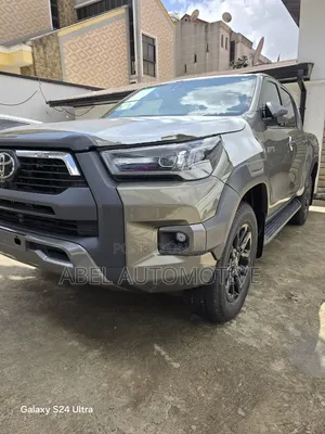 New Toyota Hilux 2025 Gray