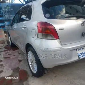 Toyota Yaris 2010 Silver