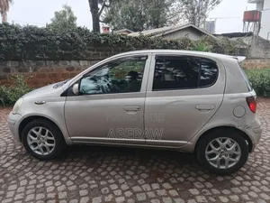 Toyota Vitz 2002 Silver