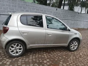 Toyota Vitz 2002 Silver