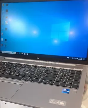 New Laptop HP ZBook Firefly G8 16GB Intel Core i7 SSD 512GB