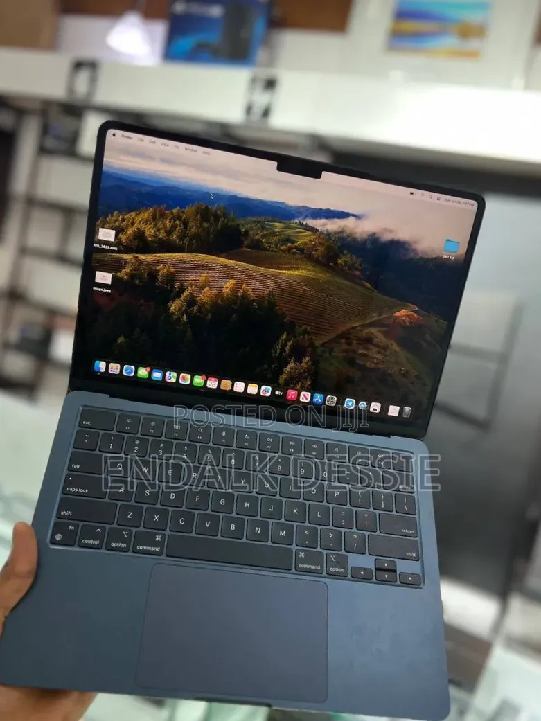 New Laptop Apple MacBook Air 2022 M2 16GB Apple M2 SSD 256GB