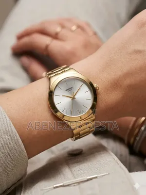 Swatch Skinlingot Model Featuring a Gold-Toned Stainless Steel Case