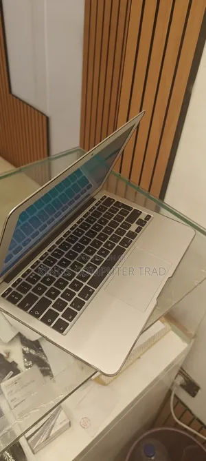 New Laptop Apple MacBook 2015 4GB Intel Core i5 SSD 128GB