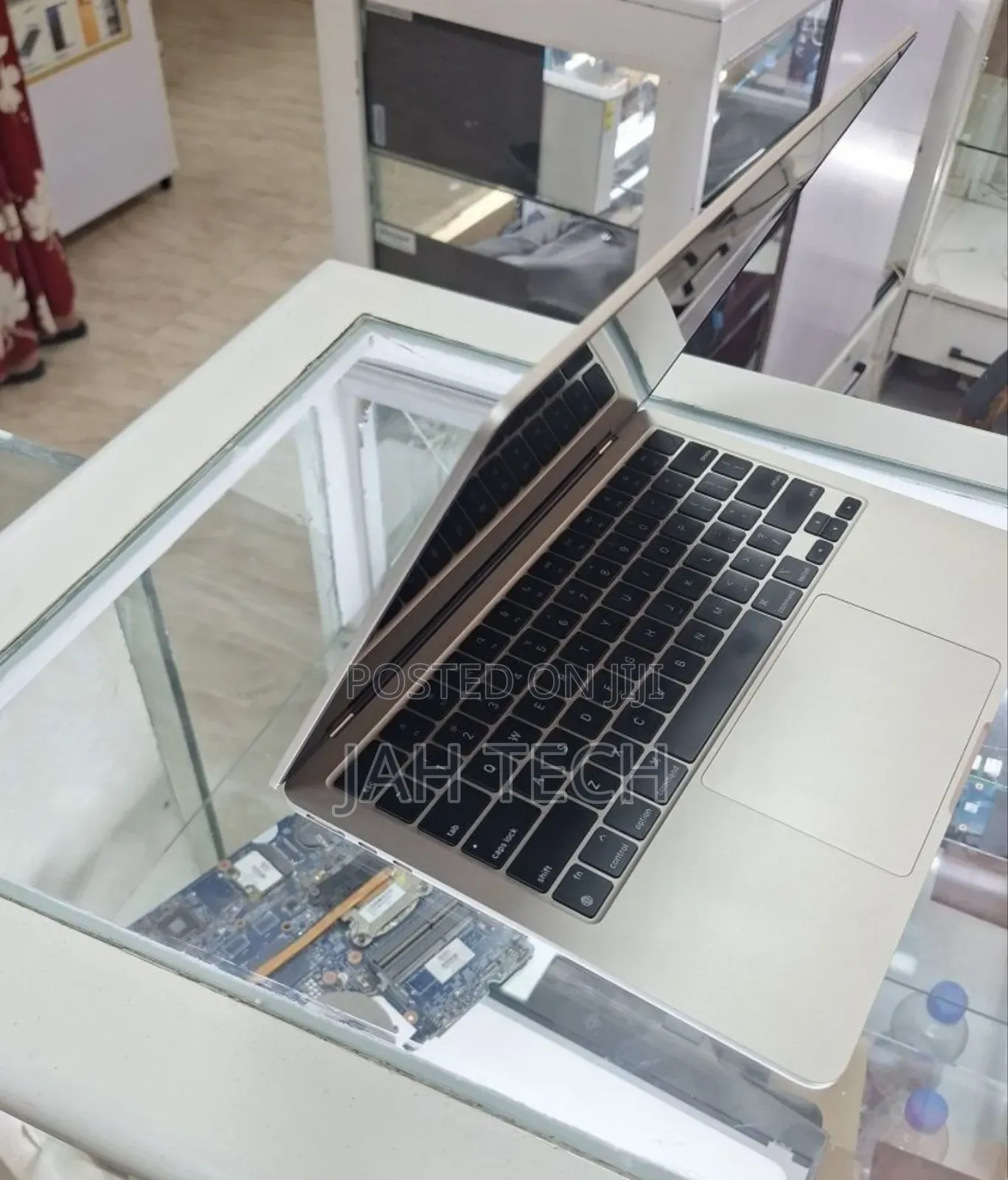 New Laptop Apple MacBook Air 2022 M2 16GB Apple M2 SSD 256GB