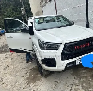 Toyota Hilux 2023 White