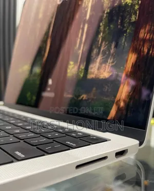 New Laptop Apple MacBook 8GB Apple M3 Pro SSD 512GB