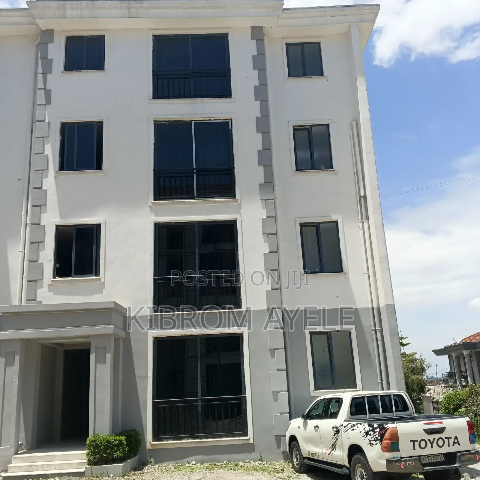 Furnished 3bdrm Apartment in ሜትሮ ሪል እስቴት Metro, Bole for sale