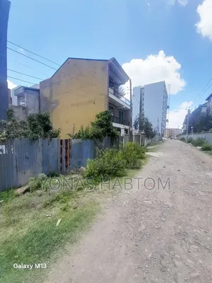 የሚሸጥ ቆንጆ ቦታ ሰርቪስ ቤት ያለዉ