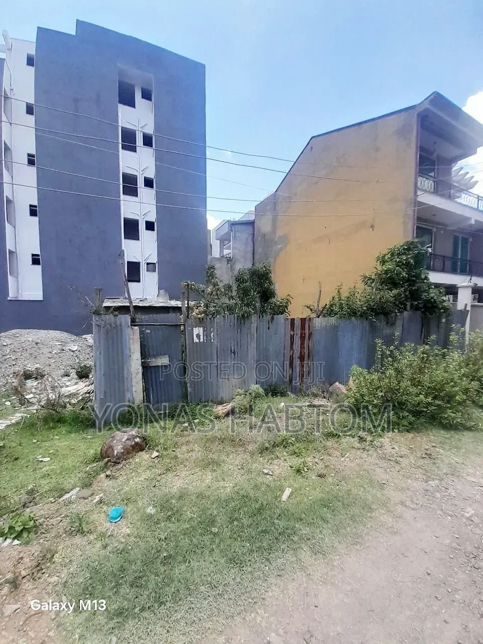 የሚሸጥ ቆንጆ ቦታ ሰርቪስ ቤት ያለዉ