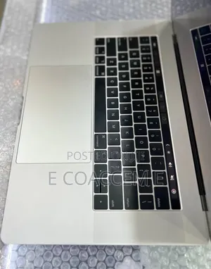 New Laptop Apple MacBook Pro 2018 16GB Intel Core i7 SSD 256GB