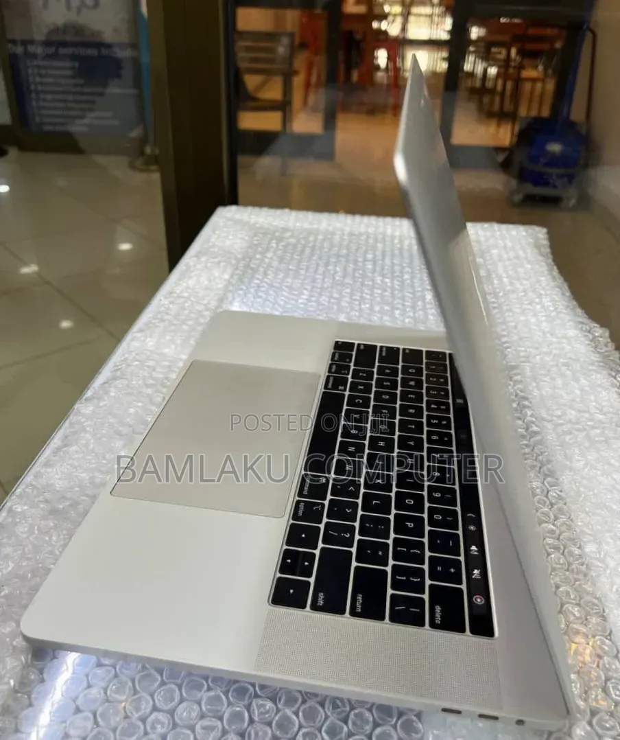 New Laptop Apple MacBook Pro 2018 16GB Intel Core i7 SSD 256GB