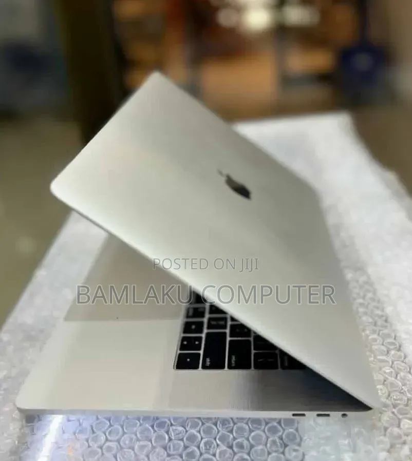 New Laptop Apple MacBook Pro 2018 16GB Intel Core i7 SSD 256GB