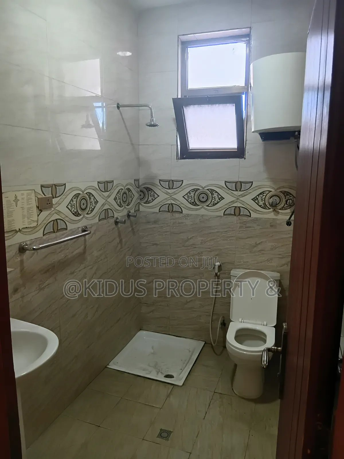 6bdrm Townhouse / Terrace in Carle Square, Nifas Silk-Lafto for rent