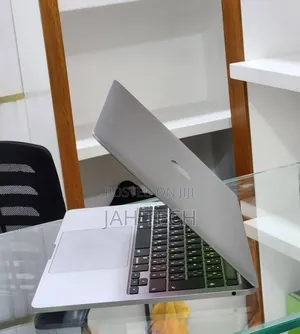 New Laptop Apple MacBook Pro 2020 8GB Intel Core i5 SSD 512GB