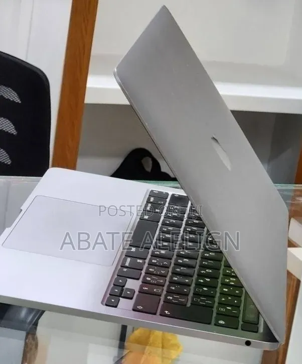 New Laptop Apple MacBook 2020 8GB Intel Core i5 SSD 512GB